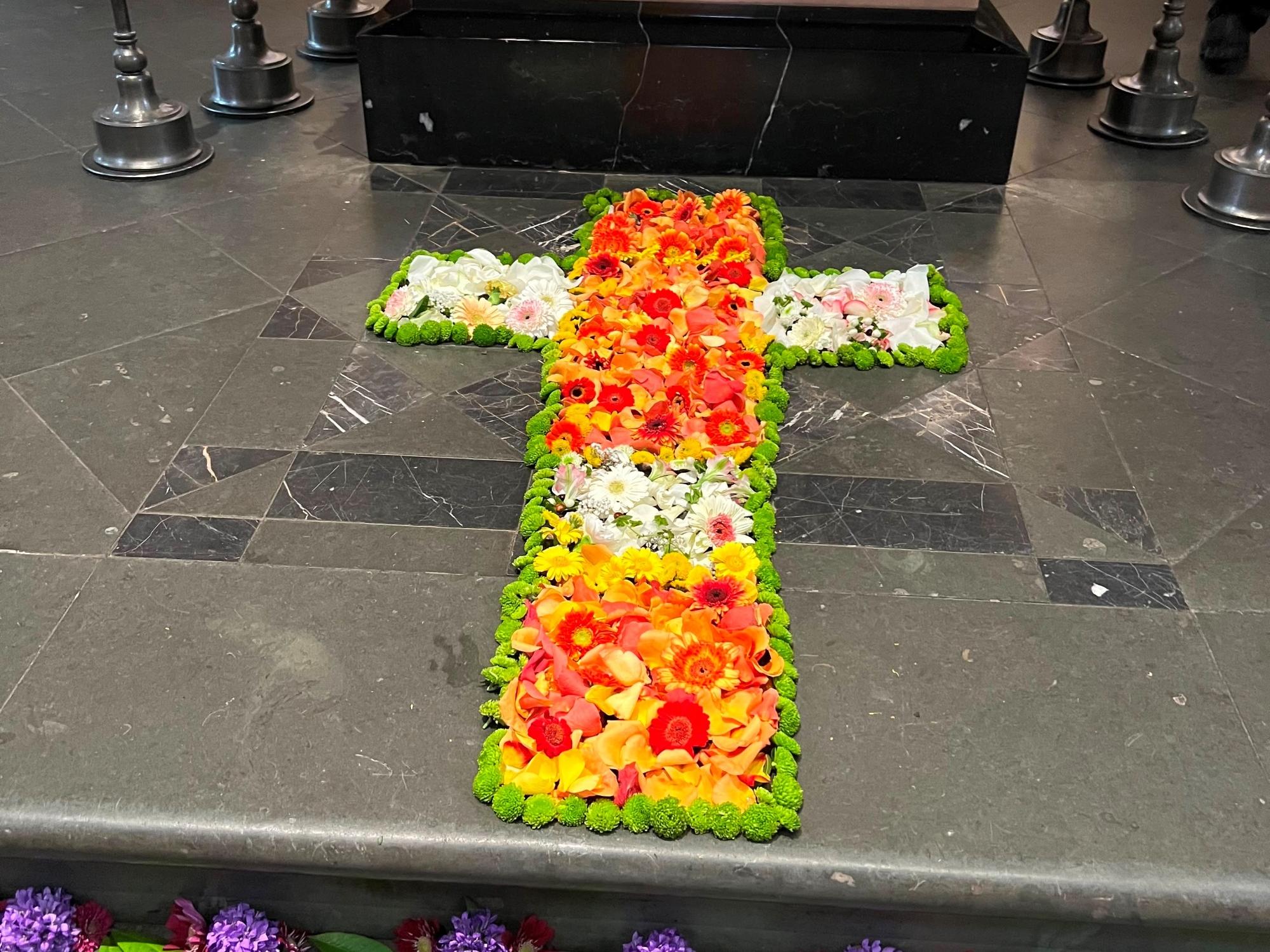 Foto vom Blumenkreuz vor dem Altar in St. Pankratius an Fronleichnam