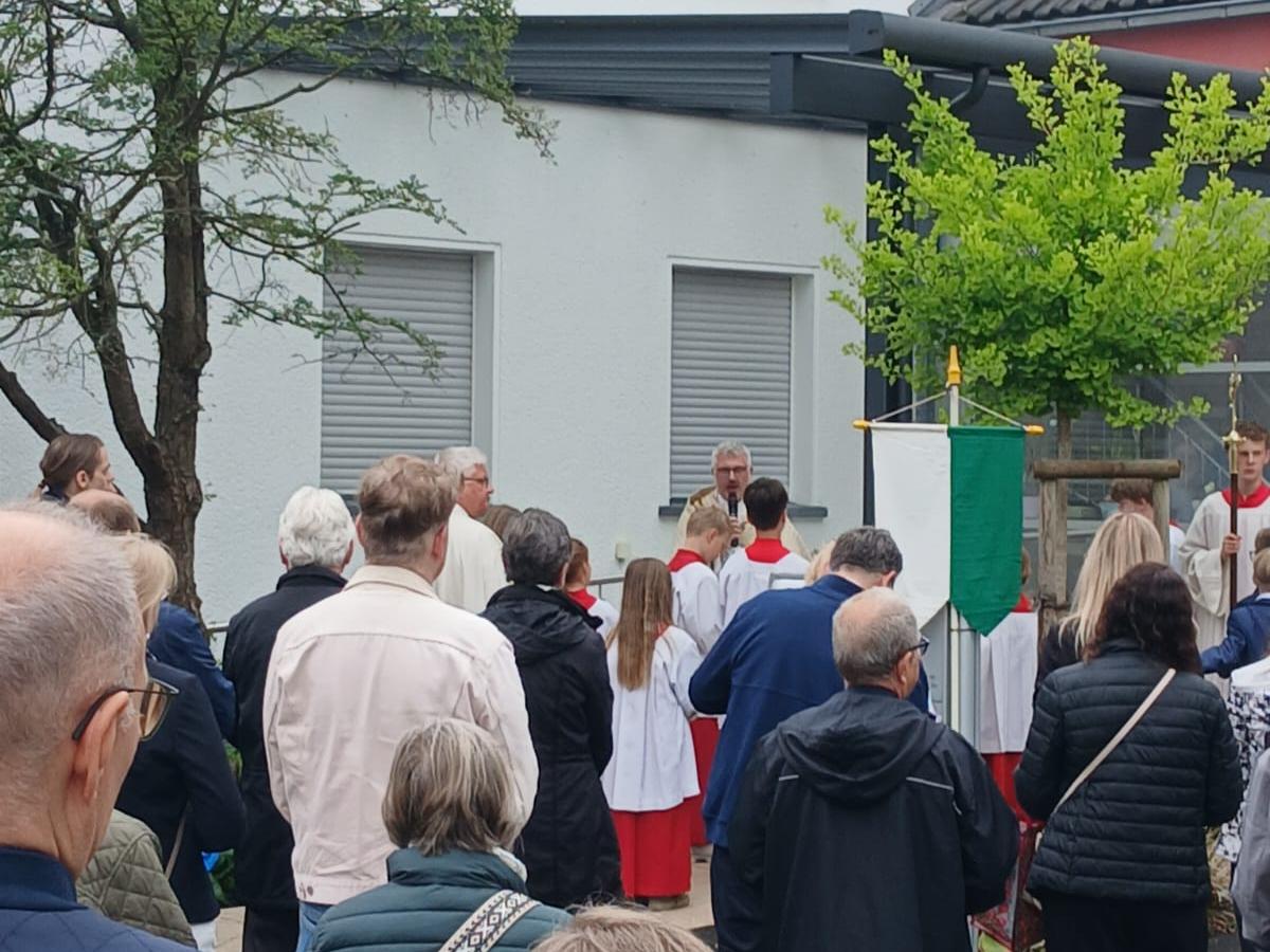 Foto von Menschen an einer Altarstation