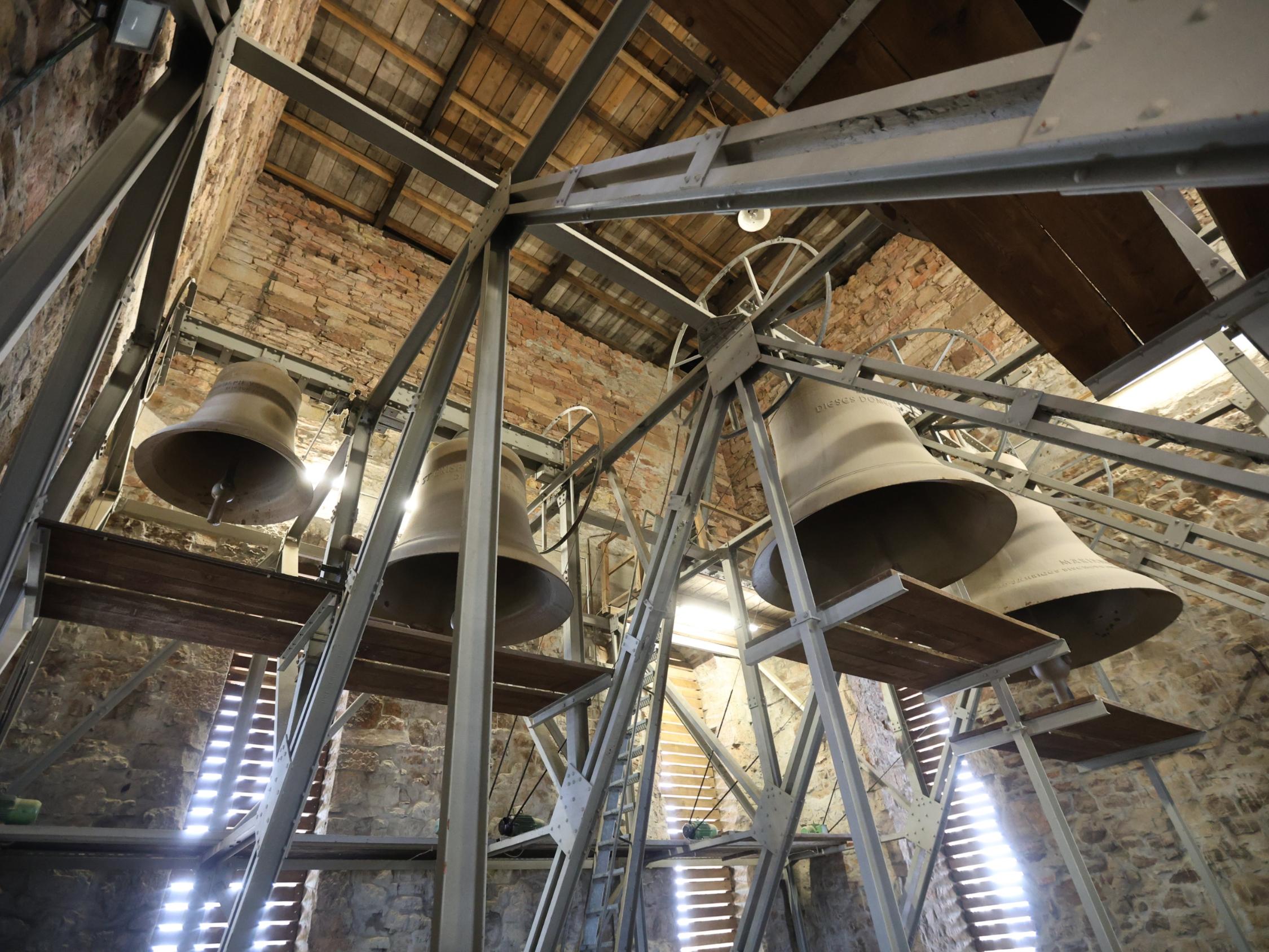 Hängende Glocken im Inneren des Kirchturms vom Dom in Osnabrück