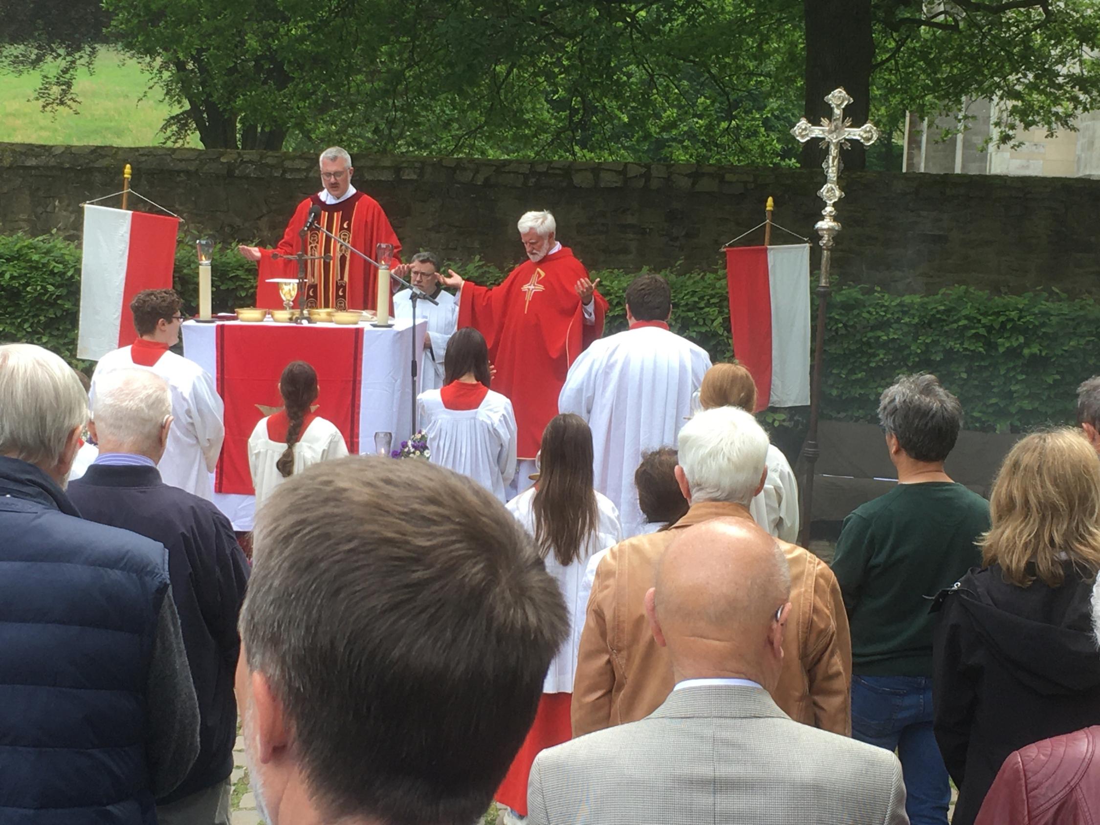 Messe vor dem Altenberger Dom an Pfingstmontag