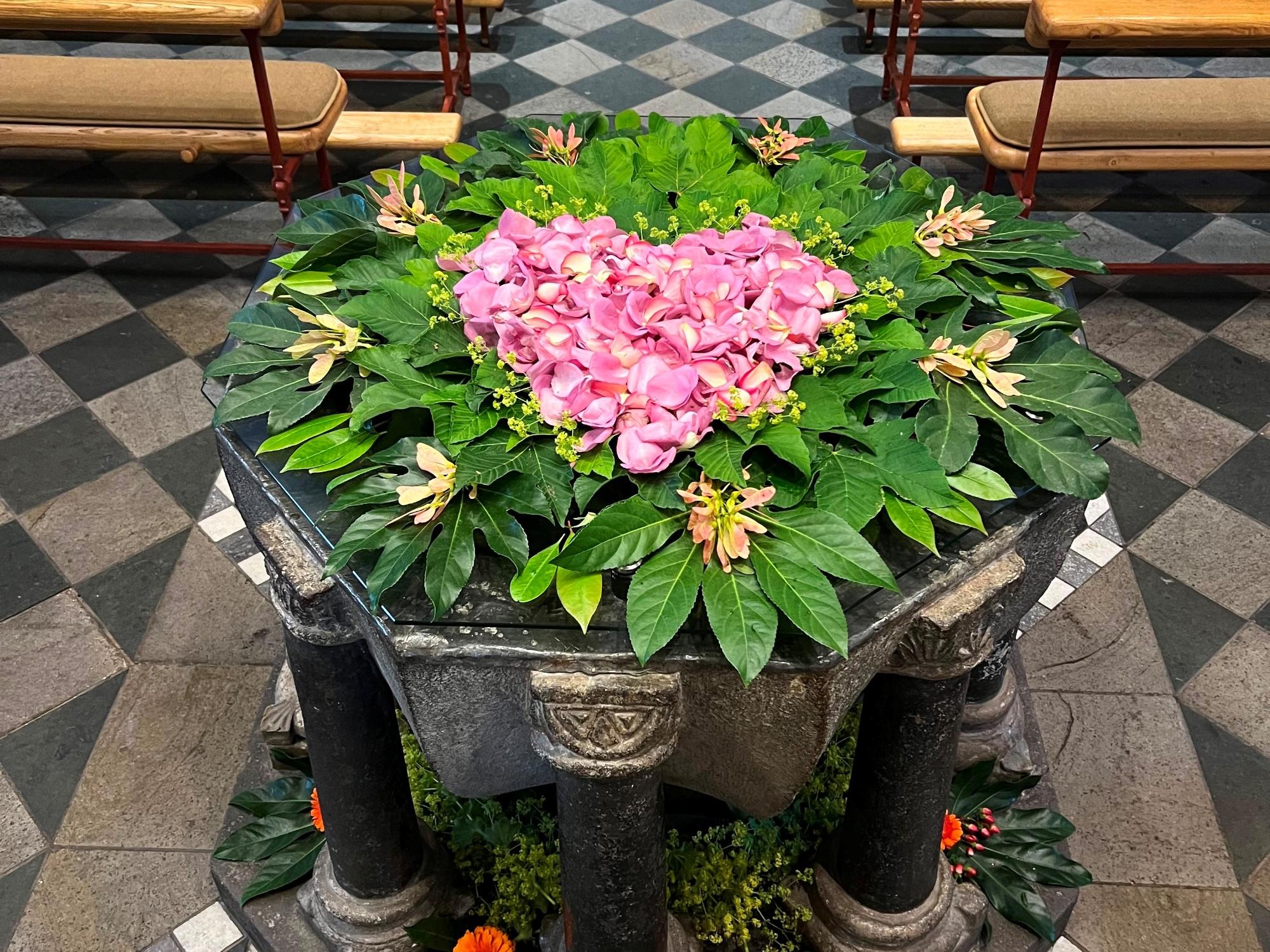 Foto vom geschmückten Taufbrunnen in St. Pankratius an Fronleichnam