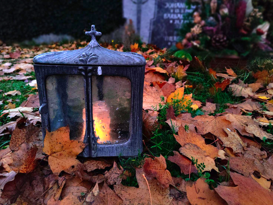 Allerheiligen Allerseelen Grablicht im Herbstlaub