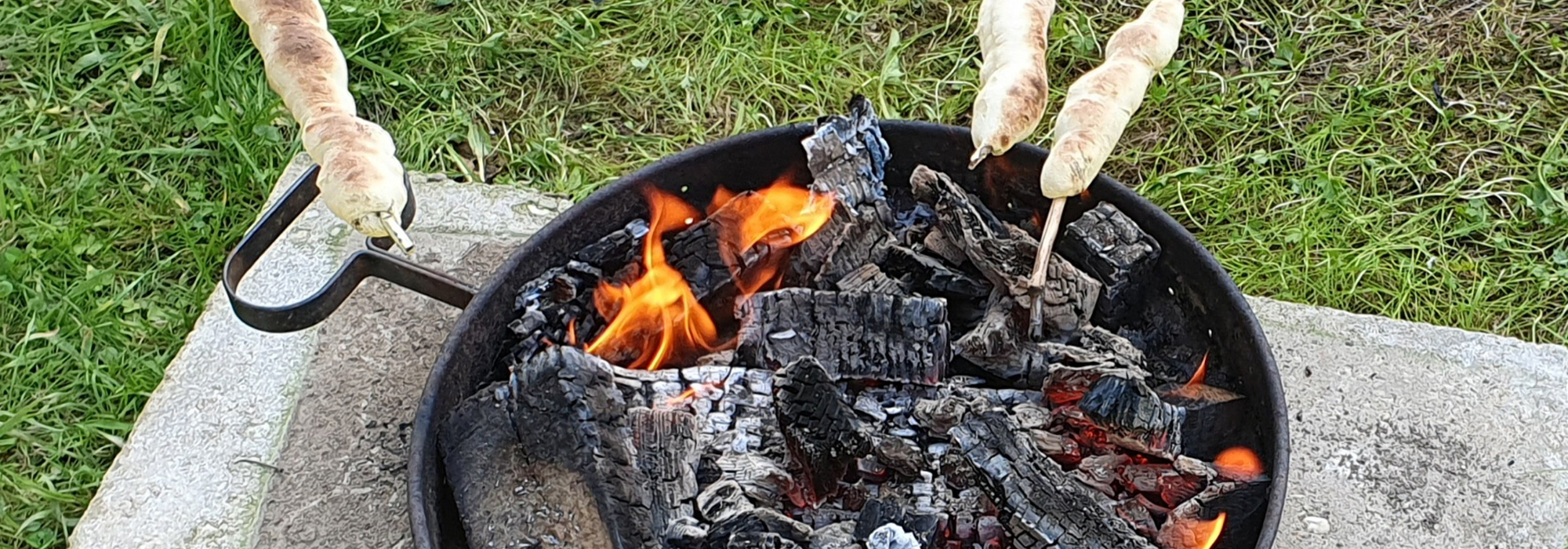 Stockbrot über Lagerfeuer