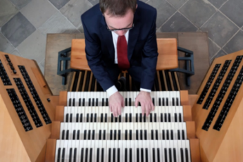 Rolf Müller an der Orgel von oben fotografiert