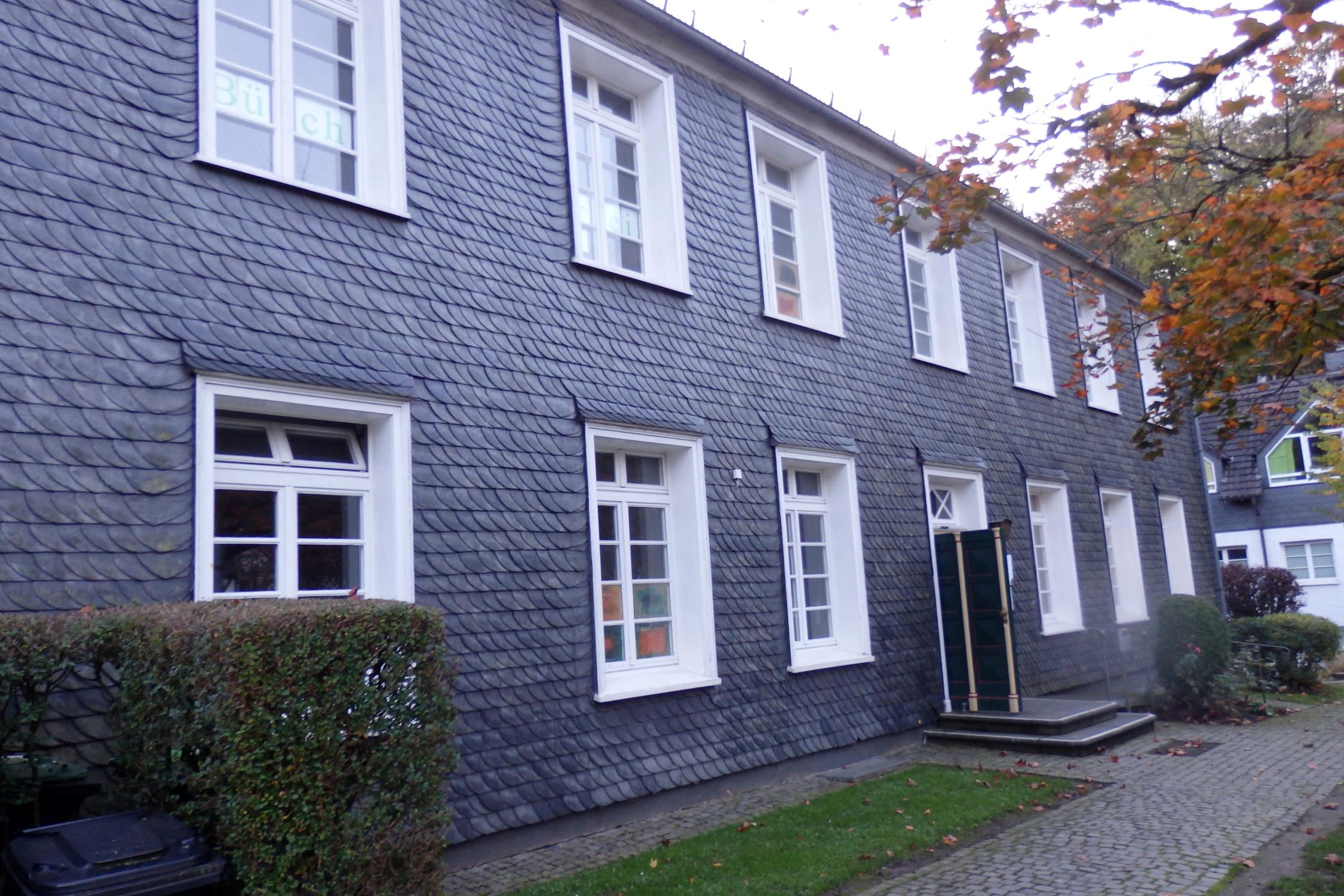 Foto vom Pfarrheim, in dem das Büro untergebracht ist