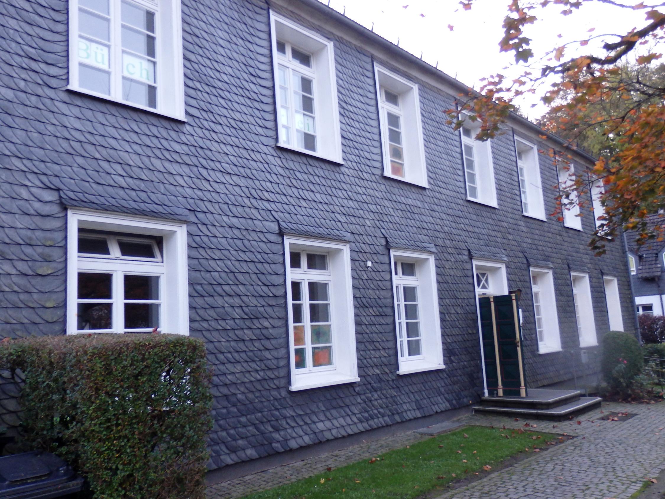 Foto vom Pfarrheim, in dem das Büro untergebracht ist