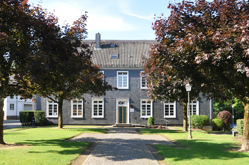 Außenansicht des Pfarrheims von Odenthal