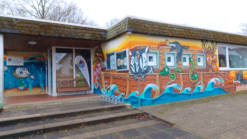 Das Jugendheim wird von außen gezeigt mit den Grafitis