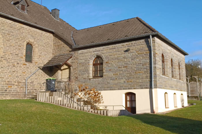 Außenansicht des Gemeinderaums, Es ist ein Anbau an die Kapelle