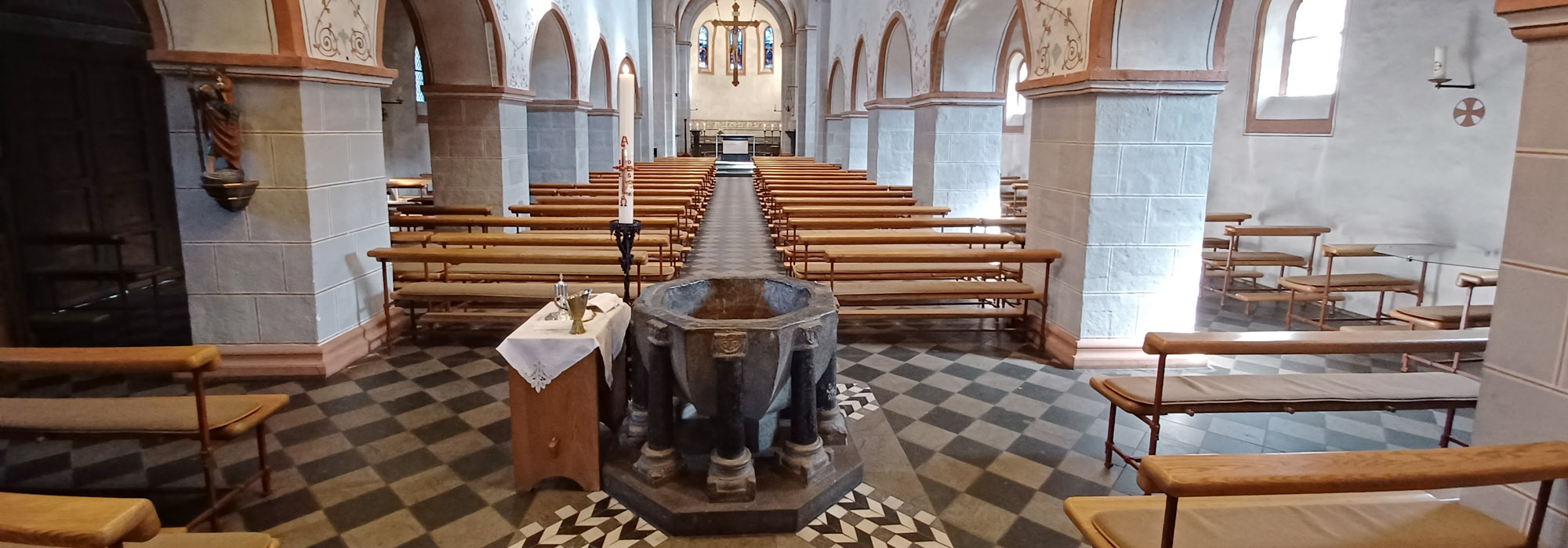 Bild vom Taufbrunnen in der KIrche St. Pankratius Odenthal