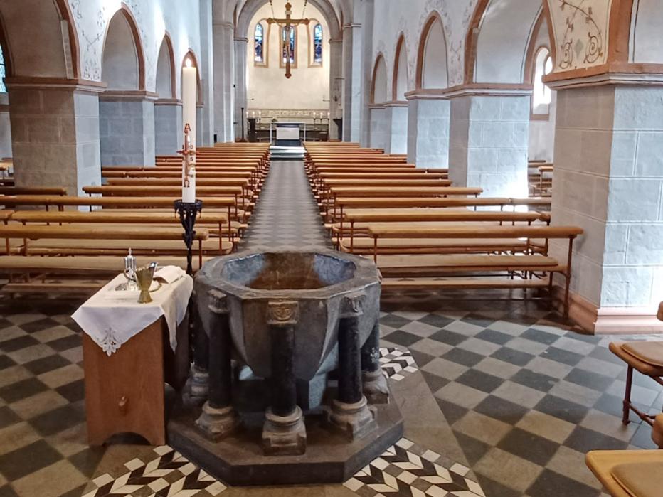 Bild vom Taufbrunnen in der KIrche St. Pankratius Odenthal