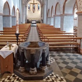 Taufe (c) Udo Casel Bild vom Taufbrunnen in der KIrche St. Pankratius Odenthal
