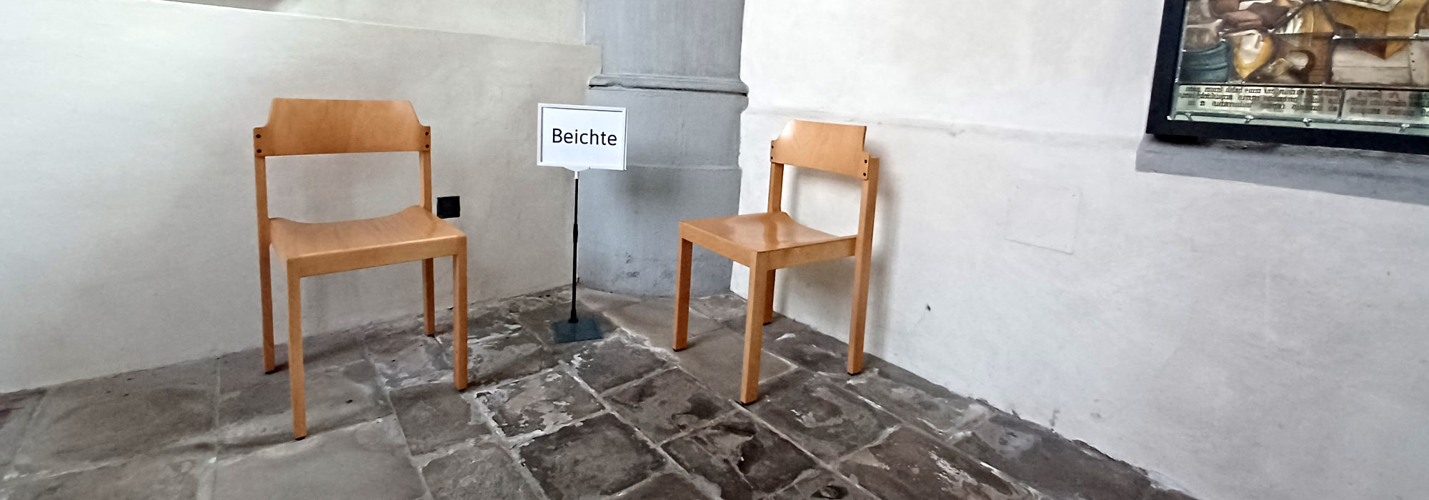 2 Stühle in der SAkramentskapelle, die benötigt werden zur Beichte