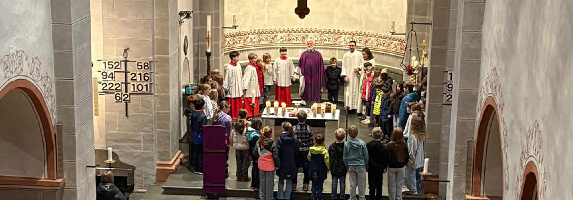 Kinder bei der Familienmesse im Altarraum von St. Pankratius