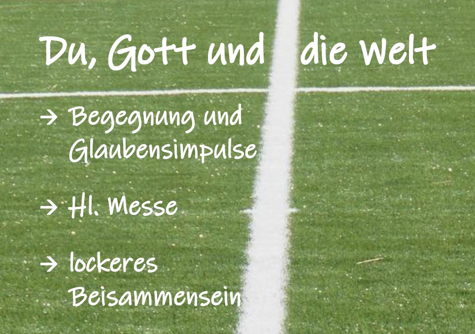Titelbild zu 'Du, Gott und die Welt' am 4.7.2026 mit Schriftzug, Hintergrund: Fußballfeld mit Linien in Kreuzform