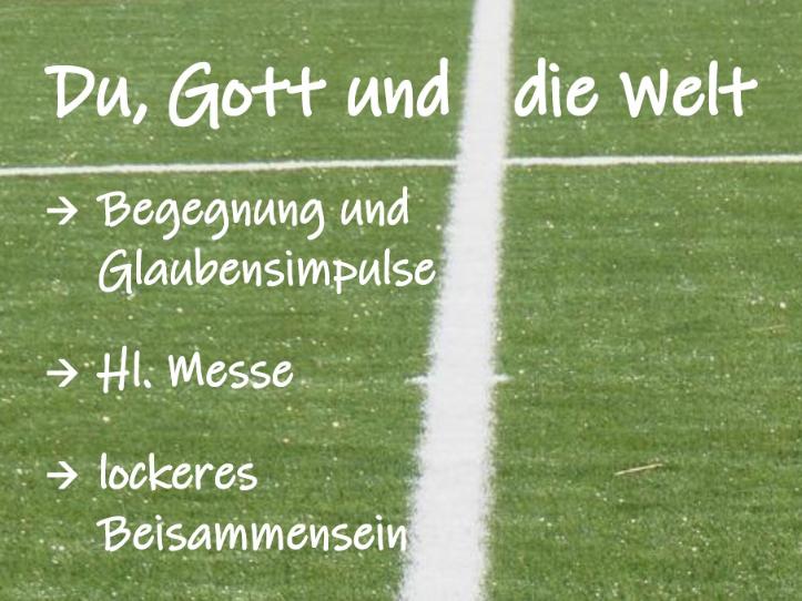 Titelbild zu 'Du, Gott und die Welt' am 4.7.2026 mit Schriftzug, Hintergrund: Fußballfeld mit Linien in Kreuzform