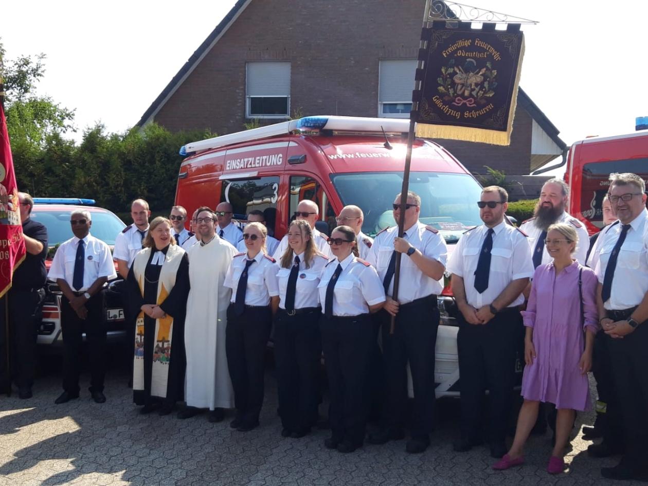 Gruppenbild mit Feuerwehrleuten, Kirchenvertretern und Bürgermeisterin vor den Fahrzeugen der Einheit Scheuren der Freiwilligen Feuerwehr Odenthal