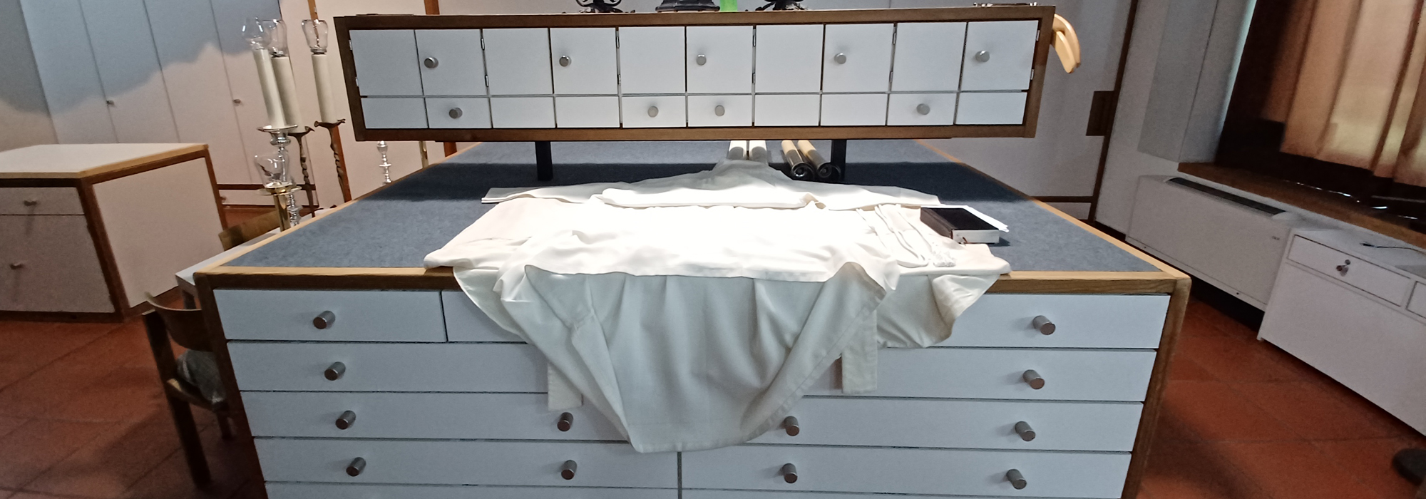Ausgelegtes Gewand in der Sakristei im Altenberger Dom