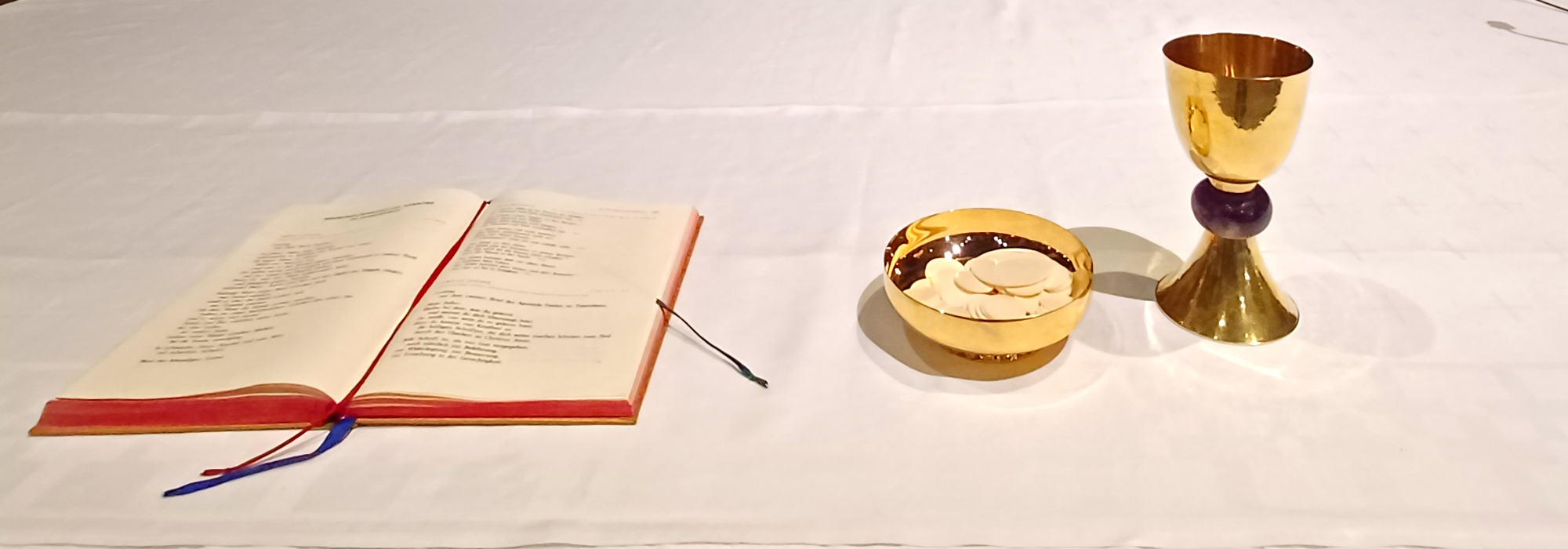 Lektionar und Kelch mit Hostienschale