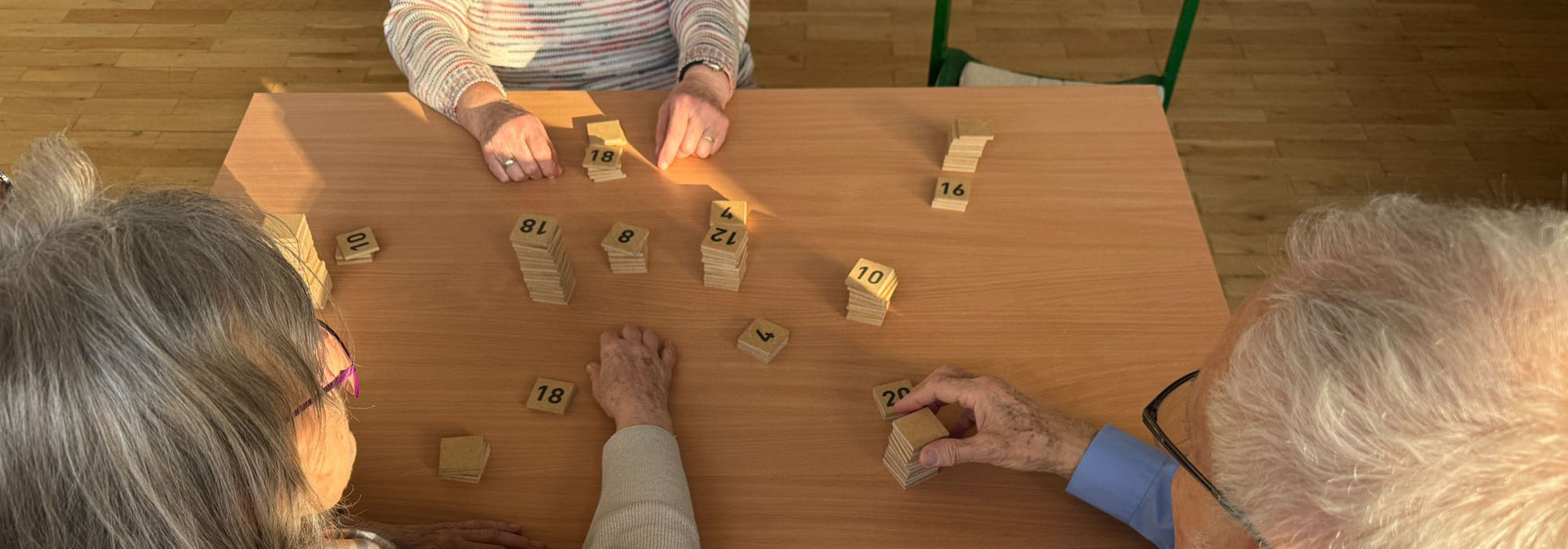 Fot zeigt Senioren bei einem Spiel