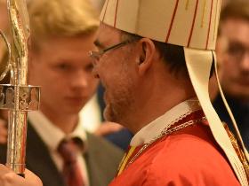 Bischof firmt einen Jugendlichen